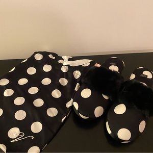 Victoria’s Secret slippers with storage bag. Brand new never worn. Size M 7-8